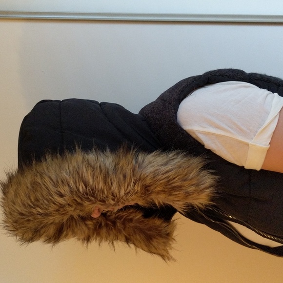 ZARA Vest with Faux Fur Trimmed Hood Medium - Picture 2 of 13